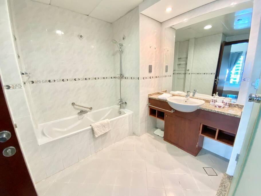 Luxury Escapes - Elegant And Spacious 1bed With 2 Balconies In Jlt Apartment Dubai